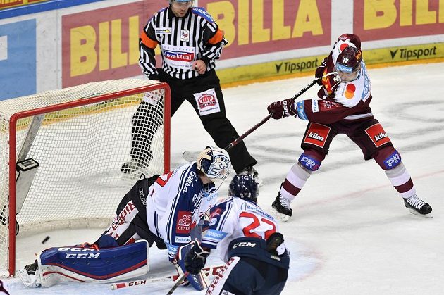 Jaroslav Hlinka ze Sparty střílí gól. Zleva jsou vítkovický brankář Patrik Bartošák a jeho spoluhráč Karol Sloboda.