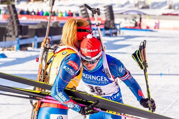 České biatlonistky Gabriela Soukalová (vlevo) a Veronika Vítková v cíli sprintu v Anterselvě.