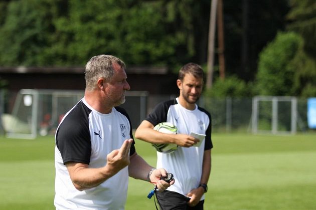 Trenér Plzně Pavel Vrba (vlevo) s asistentem Markem Bakošem během soustředění Viktorie ve Westendorfu.