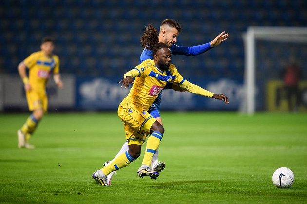 Dieumerci Ndongala z Apoelu a Jakub Hromada ze Slovanu Liberec během utkání 4. předkola Evropské ligy.