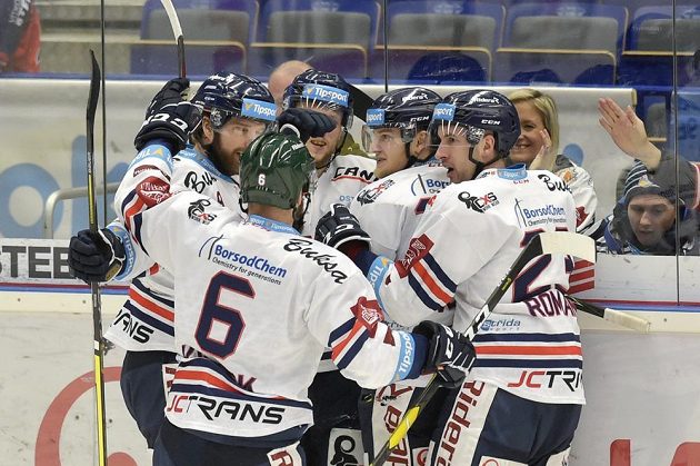 Vítkovičtí hráči se radují z prvního gólu.