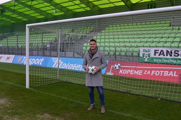 Karvinský brankář Patrik Le Giang pózuje s míčem.