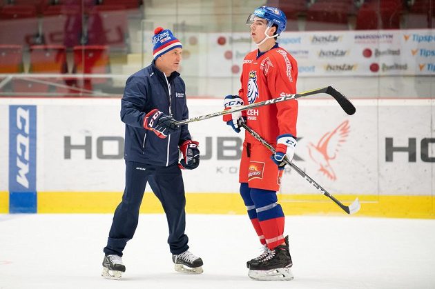 Asistent trenéra Robert Reichel (vlevo) a Filip Chytil během tréninku hokejové reprezentace.