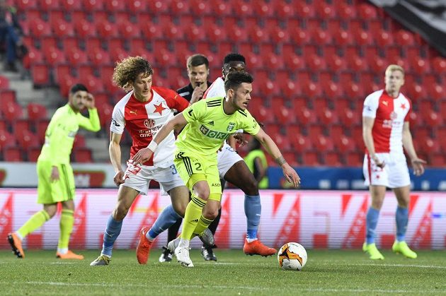 Alex Král ze Slavie se chystá atakovat Benjamina Čoliče z Karviné v utkání MOL Cupu.