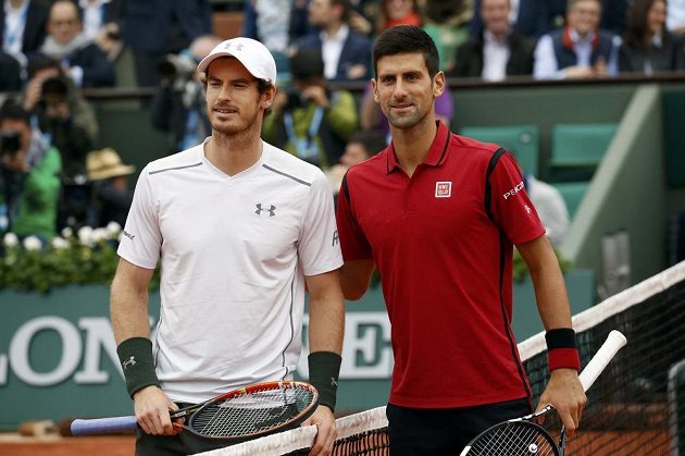 Finalisté Roland Garros 2016 Andy Murray z Velké Británie (vlevo) a Srb Novak Djokovič.