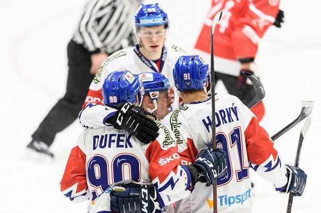 Hokejisté české reprezentace Jan Dufek, Jakub Flek a Luboš Horký oslavují gól na 2:2 v utkání s Rakouskem.