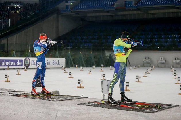 Ondřej Moravec (vlevo) a Martin Fourcade na střelnici.
