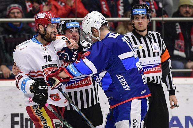 Radek Smoleňák z Hradce Králové a Leoš Čermák z Brna v akci během čtvrtfinále hokejové extraligy.