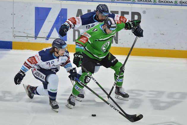 Mladoboleslavský hokejista Mário Lunter se snaží prosadit před dvojici vítkovických soupeřů - Alexandre Malleta a Rostislava Marosze.