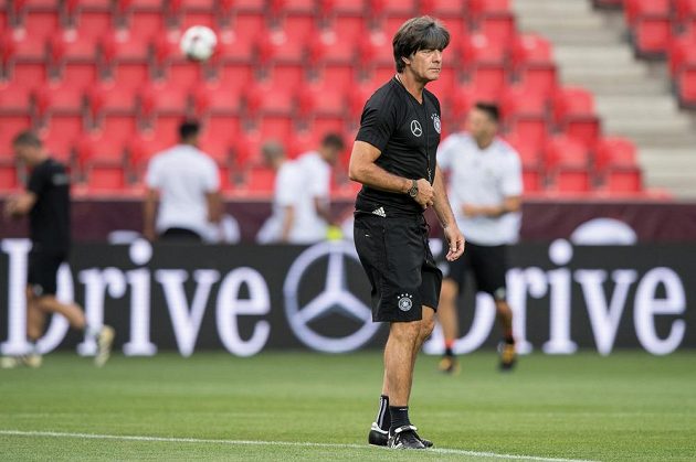 Trenér reprezentace Německa Joachim Löw během tréninku před utkáním s Českou republikou.