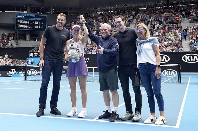 S Caroline Wozniackou jsou na kurtu zprava manžel David Lee, trenér a otec v jedné osobě Piotr Wozniacki, matka Anna a bratr Patrik