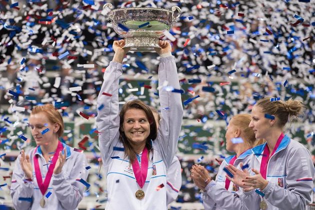 Lucie Šafářová s trofejí pro vítěze Fed Cupu 2015.