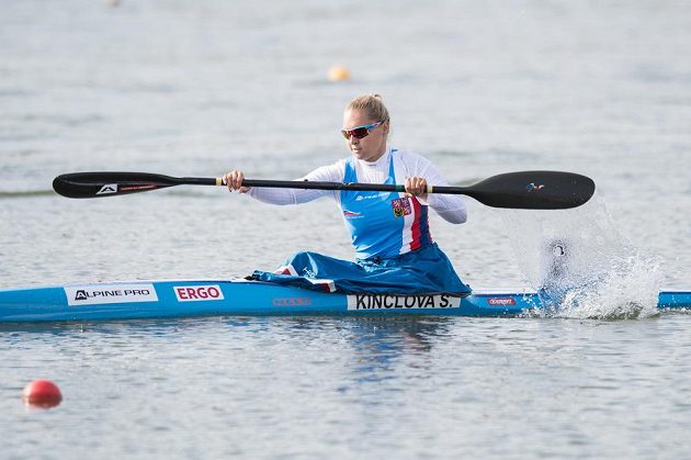 Kajakářka Sofie Kinclová v rozjížďce na 500 m během Mistrovství světa v rychlostní kanoistice v Račicích.