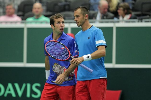 Lukáš Rosol (vpravo) a Radek Štěpánek při čtyřhře proti Francouzům Nicolasi Mahutovi a Pierreu-Huguesu Herbertovi.