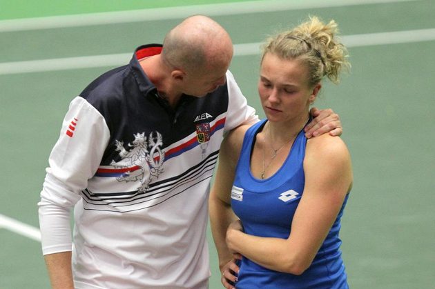 Kateřina Siniaková a kapitán českého týmu Petr Pála po prohrané závěrečné čtyřhře.