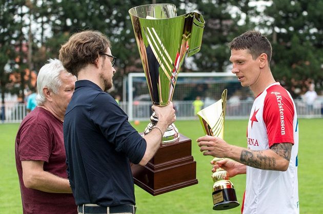 Kapitán Slavie Jiří Bílek příbíra trofej za vítězství v turnaji o Ministerský pohár.