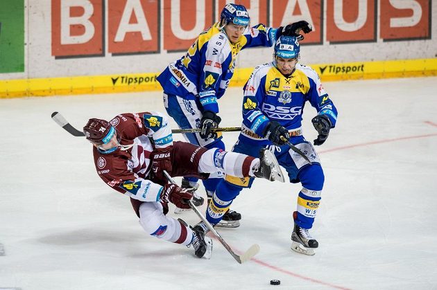 Útočník Sparty Jan Buchtele (vlevo) a hokejisté Zlína Robert Říčka (uprostřed) a Dalibor Řezníček během dohrávky 41. kola Tipsport extraligy.