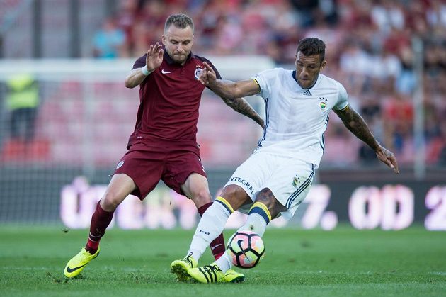 Sparťanský obránce Michal Kadlec (vlevo) během přátelského utkání Sparty a Fenerbahce.