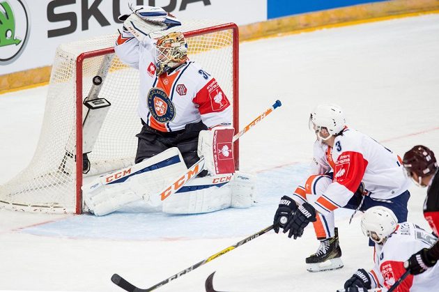Brankář Växjö Joacim Eriksson inkasuje v odvetě semifinále Ligy mistrů úvodní gól z hole Lukáše Klimka ze Sparty.