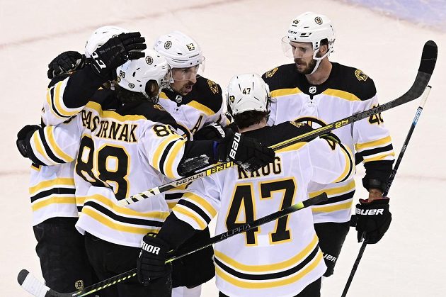Bostonský David Pastrňák (88) se raduje z gólu proti Tampě Bay se spoluhráči Bradem Marchandem (63), Toreym Krugem (47) a Davidem Krejčím (46).