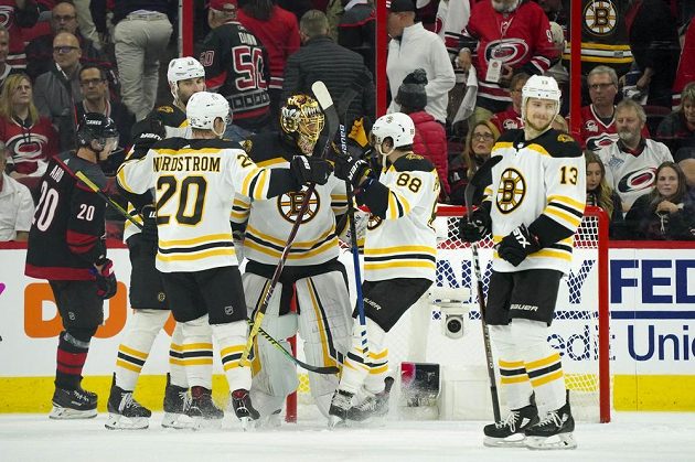 Radost v podání hokejistů Bostonu po vítězství v play off NHL na ledě Caroliny.