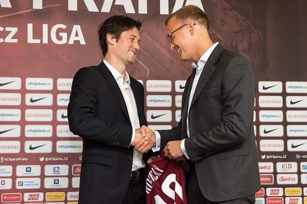 Nová posila Sparty záložník Tomáš Rosický a majitel kubu Daniel Křetínský během jeho představení na tiskové konferenci.