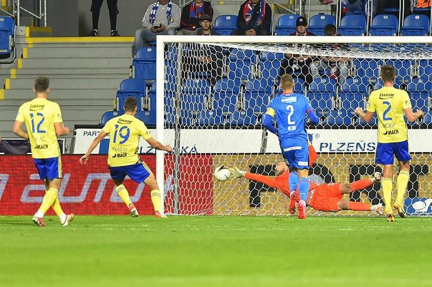 Lukáš Vraštil (druhý zleva) ze Zlína střílí gól, brankář Jindřich Staněk z Plzně na jeho přesnou hlavičku nedosáhl.