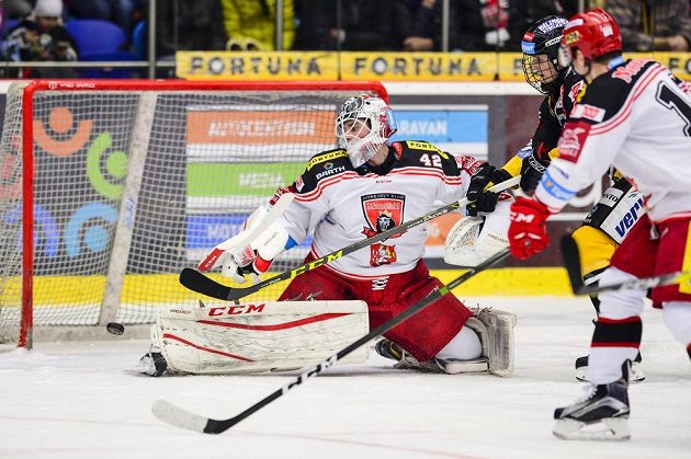 Hradecký brankář Patrik Rybár se snaží zasáhnout během čtvrtfinále play off hokejové extraligy s HC Verva Litvínov. Před brankou bojují Kristian Reichel z Litvínova a Martin Pláněk z Hradce Králové.
