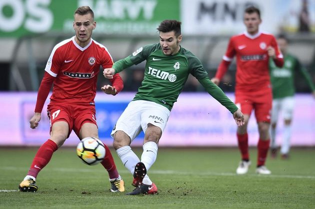 Miloš Kratochvíl ze Zbrojovky Brno sleduje, jak Michal Trávník z Jablonce odehrává míč v utkání 13. kola HET ligy.