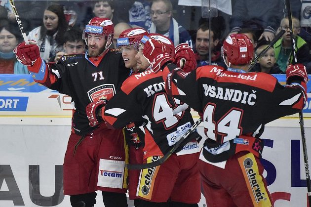 Autor prvního gólu Matěj Chalupa (vlevo) se raduje se spoluhráči z Hradce Králové během utkání 14. kola hokejové extraligy