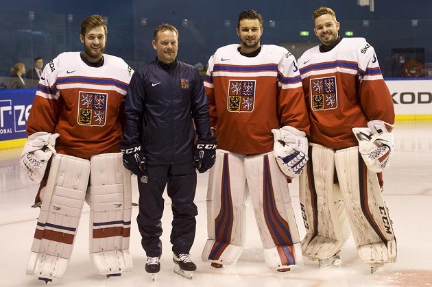 Brankáři (zleva) Pavel Francouz, Petr Mrázek a Dominik Furch s trenérem Petrem Jarošem.