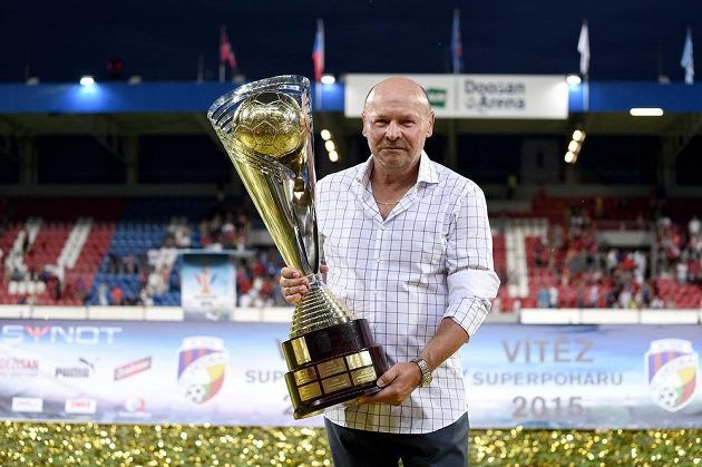 Trenér Plzně Miroslav Koubek s trofejí za vítězství v Superpoháru nad Libercem.