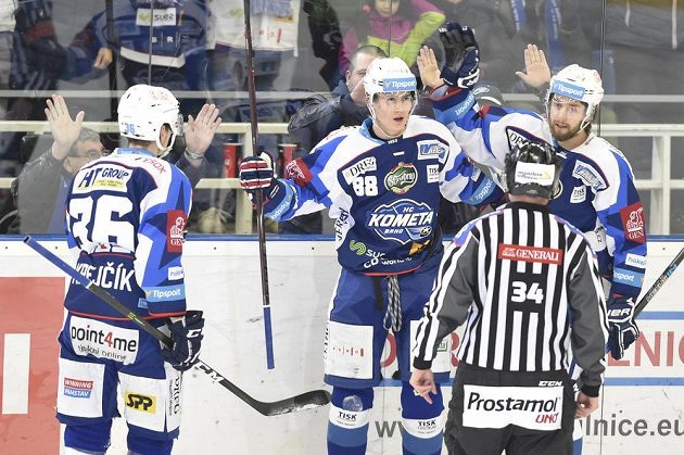 Hokejisté Komety Brno zleva Jakub Krejčík, střelec branky Martin Nečas a Hynek Zohorna slaví vstřelený gól v utkání s Plzní. Přihlíží čárový rozhodčí Marek Hlavatý.