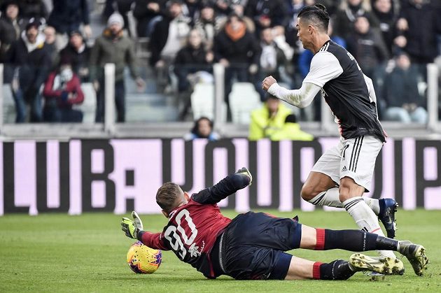 Cristiano Ronaldo prvním hattrickem v italské fotbalové lize zařídil Juventusu výhru 4:0 nad Cagliari.