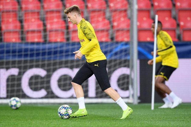 Marco Reus z Dortmundu během tréninku před utkáním základní skupiny Ligy mistrů na hřišti Slavie Praha.