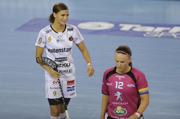 Vlevo Cecilia Habib Westová z Pixbo se raduje z gólu, vpravo je Ellen Tillmanová z Malmö.