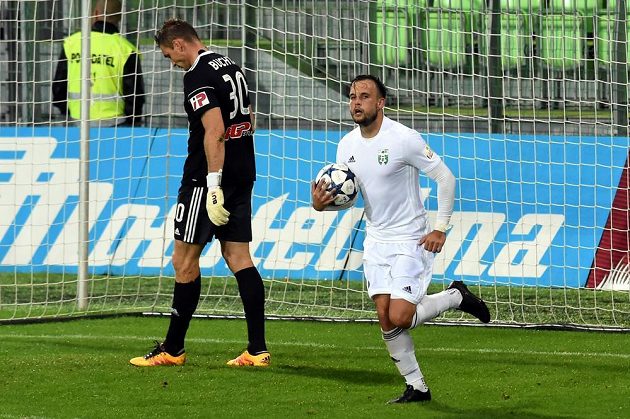 Zleva brankář Olomouce Miloš Buchta a Lukáš Budinský z Karviné (poté, co dal gól z penalty).