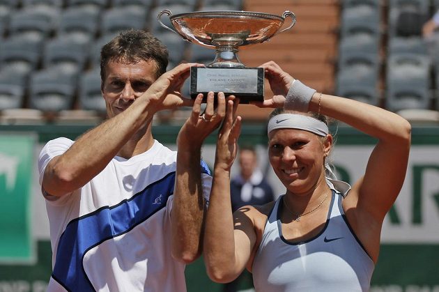 Lucie Hradecká (vpravo) a František Čermák pózují s trofejí pro vítěze grandslamového French Open.