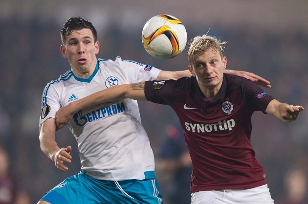Ladislav Krejčí ze Sparty (vpravo) a Pierre Höjbjerg ze Schalke během utkání Evropské ligy v Praze.