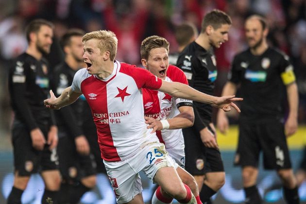 Michal Frydrych a Milan Škoda ze Slavie oslavují vítězný gól ve šlágru jara proti Plzni.