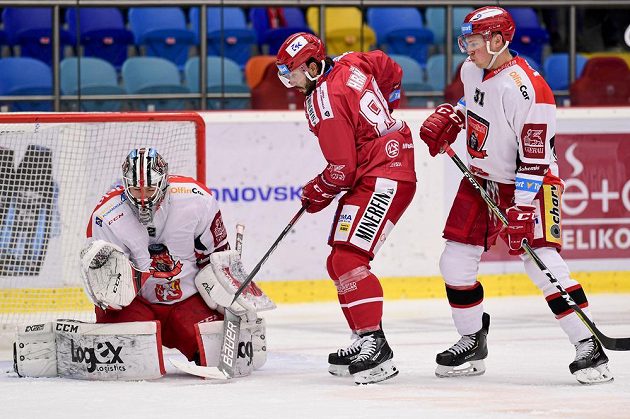 Zleva brankář Hradce Králové Marek Mazanec, Erik Hrňa z Třince a Conor Allen z Hradce Králové.