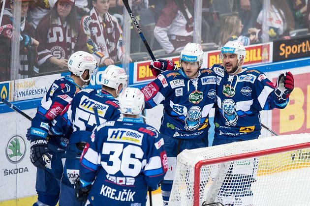 Hokejisté Brna oslavují gól během utkání čtvrtfinále Generali play off na ledě Sparty. Kometa vyhrála 3:2.
