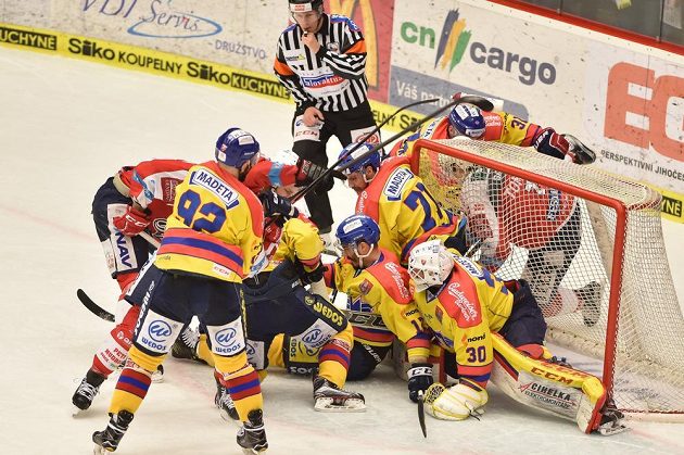 Dramatická situace před českobudějovickou brankou v utkání 11. kola baráže o hokejovou extraligu mezi HC Motor České Budějovice a HC Dynamo Pardubice.
