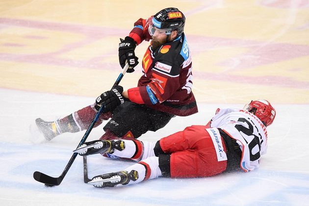 Adam Polášek ze Sparty Praha padá po střetu s ležícím Alešem Jerglem z Hradce Králové během utkání.