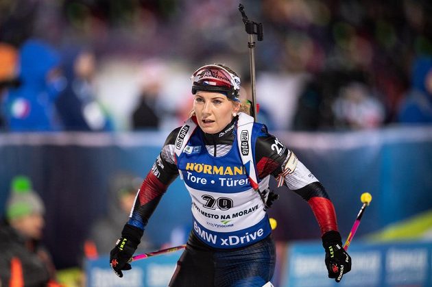 Česká biatlonistka Lucie Charvátová během stíhacího závodu v rámci Světového poháru v Novém Městě na Moravě.