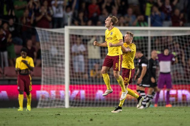Bořek Dočkal ze Sparty oslavuje svůj druhý gól v úvodním duelu play off Evropské ligy proti Thunu.