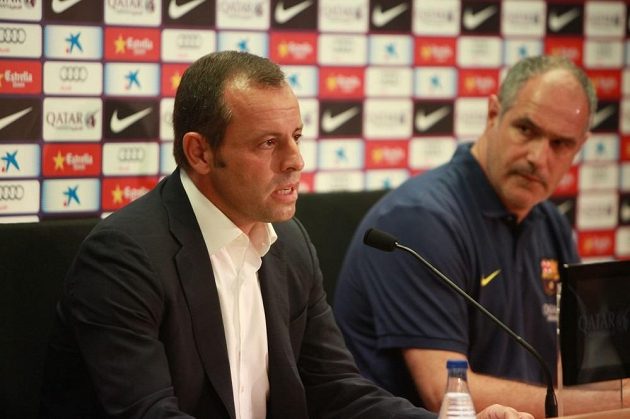 Teď už bývalý prezident Barcelony Sandro Rosell (vlevo) a sportovní ředitel katalánského celku Andoni Zubizarreta v létě oznamovali odchod kouče Vilanovi.