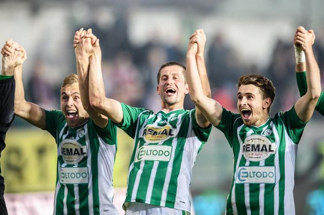 Fotbalisté Bohemians 1905 (zleva) Martin Hašek, Michal Šmíd a Dominik Mašek oslavují vítězství 5:2 nad Plzní