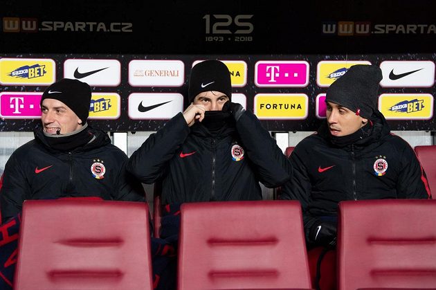 Ondřej Zahustel, Lukáš Vácha a Josef Šural na střídačce Sparty během duelu s Teplicemi.