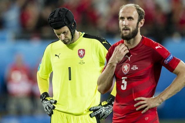 Zklamání v tváři českých fotbalistů po porážce s Tureckem. Zleva brankář Petr Čech a stoper Roman Hubník.